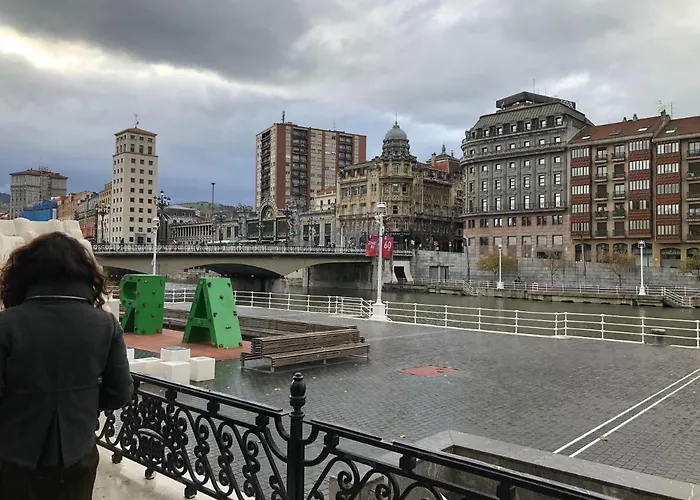 Minimalista En El Corazón De * Bilbao