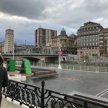 Minimalista En El Corazón De * Bilbao